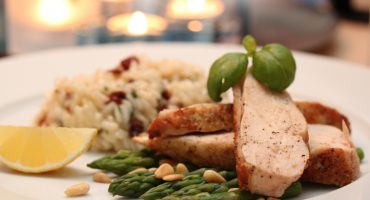 Image: Kyllingbryst med tomat- og basilikumrisotto