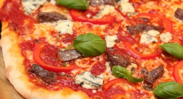 Image: Pizza med pepperbiff, paprika og blåmuggost