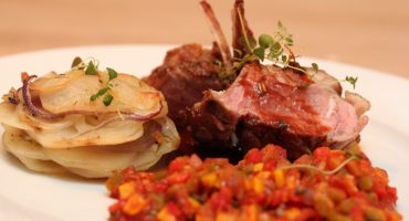 Image: Lammecarrè med ratatouille, potettårn og balsamicosaus