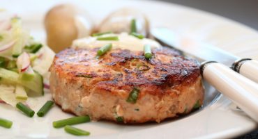 Image: LAKSEBURGER MED FENNIKELSALAT OG SITRONDRESSING