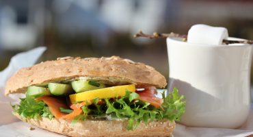 Image: Sandwich med røkt laks og agurk
