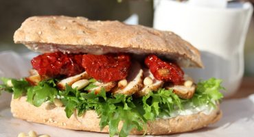 Image: Sandwich med kylling, soltørket tomat og pinjekjerner