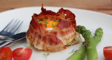 Image: Egg i «baconkopp», med tomat og asparges