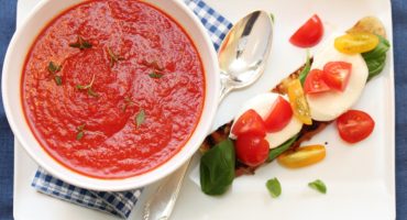 Image: Tomatsuppe med bruschetta og mozzarella