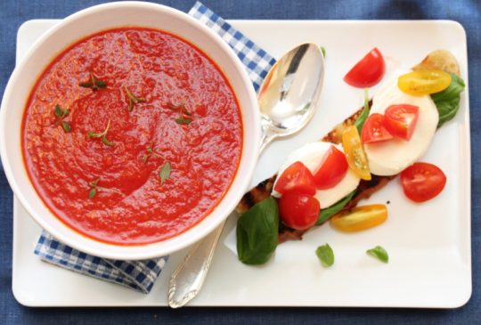 Image: Tomatsuppe med bruschetta og mozzarella