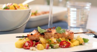 Image: Limemarinerte laksespyd med mango- og avokadosalsa