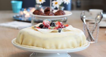 Image: Marsipanbløtkake med jordbær, vaniljekrem og valnøtter