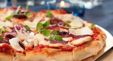 Image: Pizza med sitronmarinert kylling og mozzarella