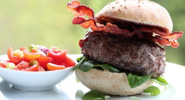 Image: Ostefylte baconburgere med speltbrød og tomatsalsa