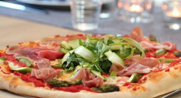 Image: Pizza med asparges og spekeskinke