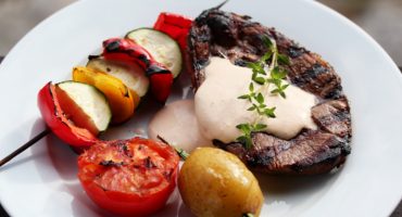 Image: Grillet lammelår med grønnsaksspyd og feta- og chilikrem