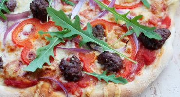 Image: Hot pizza med kjøttboller, paprika og rødløk