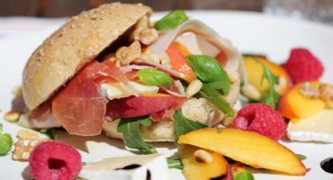 Image: Skinkesandwich med brie, nektariner og balsamicosirup