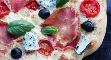 Image: Hvit pizza med skinke, cherrytomater og blåmuggost