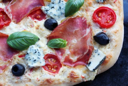 Image: Hvit pizza med skinke, cherrytomater og blåmuggost