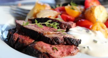 Image: Roastbiff med varm potetsalat og pepperrotkrem