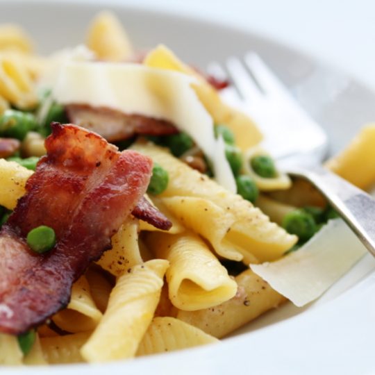 Image: Pasta med erter, bacon, sitron og parmesan