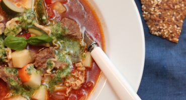 Image: Biffsuppe med tomater, nudler og pistou