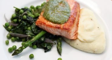 Image: Pannestekt laks med smørstekt spinat og erter, blomkålpuré og pesto