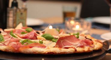 Image: Eltefri pizza med parmaskinke, mozzarella og konfiterte tomater