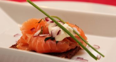 Image: Gravet laks med pepperrotkrem, rugbrødchips og rødløk
