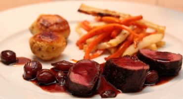 Image: Reinsdyrfilet med eple- og portvinssaus, småløk og ovnsbakte rotgrønnsaker