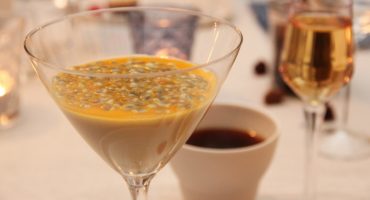 Image: PANNA COTTA MED GRAND MARNIER OG PASJONSFRUKT