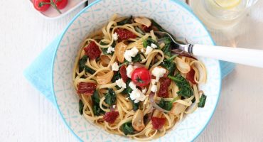 Image: SPAGETTI MED SPINAT, SOLTØRKET TOMAT, HVITLØKCHIPS OG FETA
