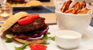 Image: Chiliburger med bacon, ovnsstekte poteter og hvitløkskrem