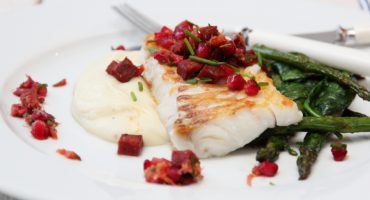 Image: Skrei med chorizo, granateple, spinat, asparges og potetpurè