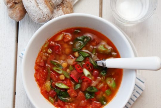 Image: Spansk suppe med chorizo, kikerter og chili
