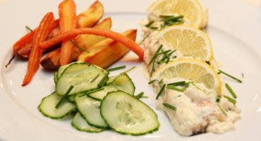Image: Fjellørret med rømmesaus, agurksalat og ovnsbakte rotgrønnsaker