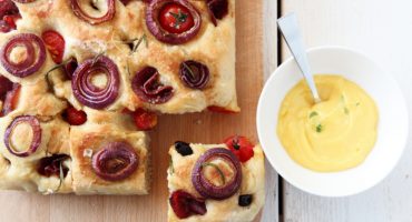 Image: Fylt focaccia med balsamicoløk, tomater og spekemat – med hjemmelaget aïoli