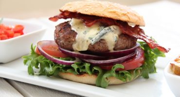 Image: Hamburgere med paprikasalsa, bacon og blåmuggost