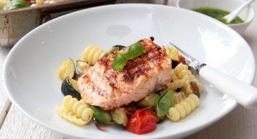 Image: Grillet laks med pastasalat og basilikumpesto