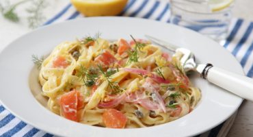 Image: KREMET PASTA MED RØKT LAKS, KAPERS OG SITRON