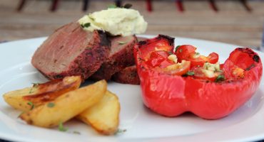 Image: GRILLET YTREFILET MED URTESMØR OG GRILLET PAPRIKA