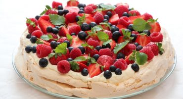 Image: PAVLOVA MED FLØTEKREM OG FRISKE BÆR