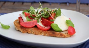 Image: BRUSCHETTA MED CHERRYTOMATER OG MOZZARELLA