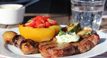 Image: GRILLET KALVEENTRECÔTE MED PERSILLESMØR OG GRILLEDE GRØNNSAKER