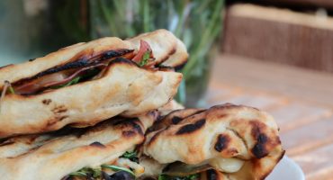 Image: GRILLET FOCACCIA MED PARMASKINKE, RUCCULA OG MANCHEGO