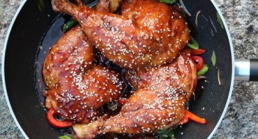 Image: KYLLINGLÅR MED SPICY SOYASAUS OG WOKEDE GRØNNSAKER