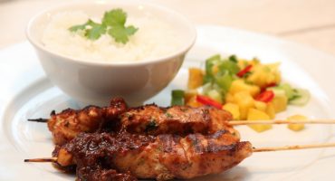 Image: KYLLINGSATAY MED PEANØTTSAUS OG SPICY MANGOSALAT