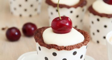 Image: SJOKOLADECUPCAKES MED OSTEKREM OG MORELLER