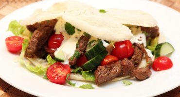 Image: SHAWARMA MED OKSEKJØTT, SITRONDRESSING OG TOMATCHILISAUS