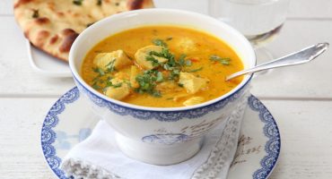 Image: INDISK KYLLINGSUPPE MED EPLE, INGEFÆR OG CHILI