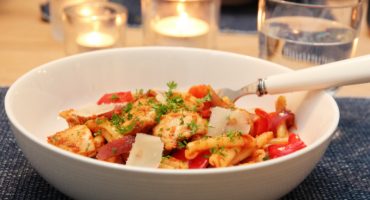 Image: PASTA MED RØD PESTO, KYLLING OG PAPRIKA