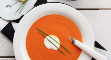 Image: KREMET TOMAT- OG GULROTSUPPE MED CHILI OG RUSSISK YOGHURT