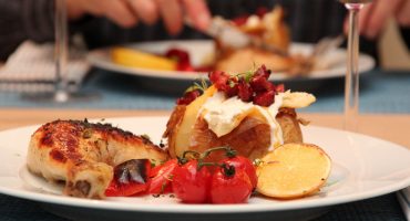 Image: MARINERTE KYLLINGLÅR MED BAKT POTET, HVITLØKDRESSING OG CHORIZO