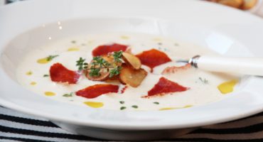 Image: KREMET JORDSKOKKSUPPE MED SPRØSTEKT SPEKESKINKE